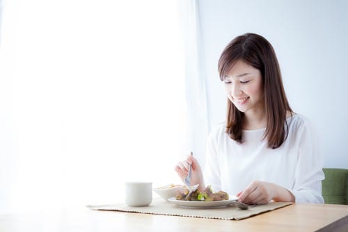 Woman eating breakfast mindful eating